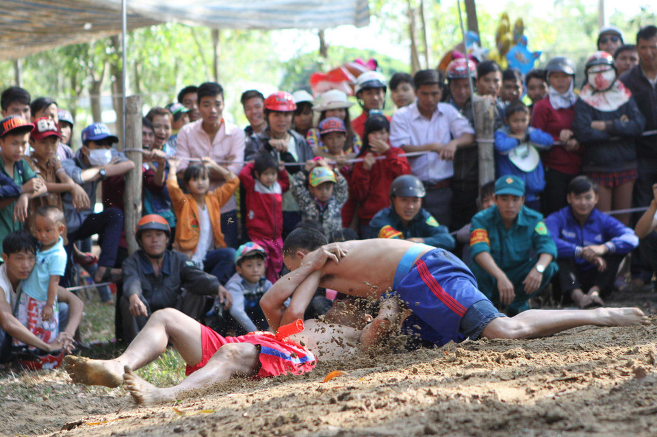 Các đô vật thi thố tài năng. (Ảnh: Dương Giang/TTXVN)