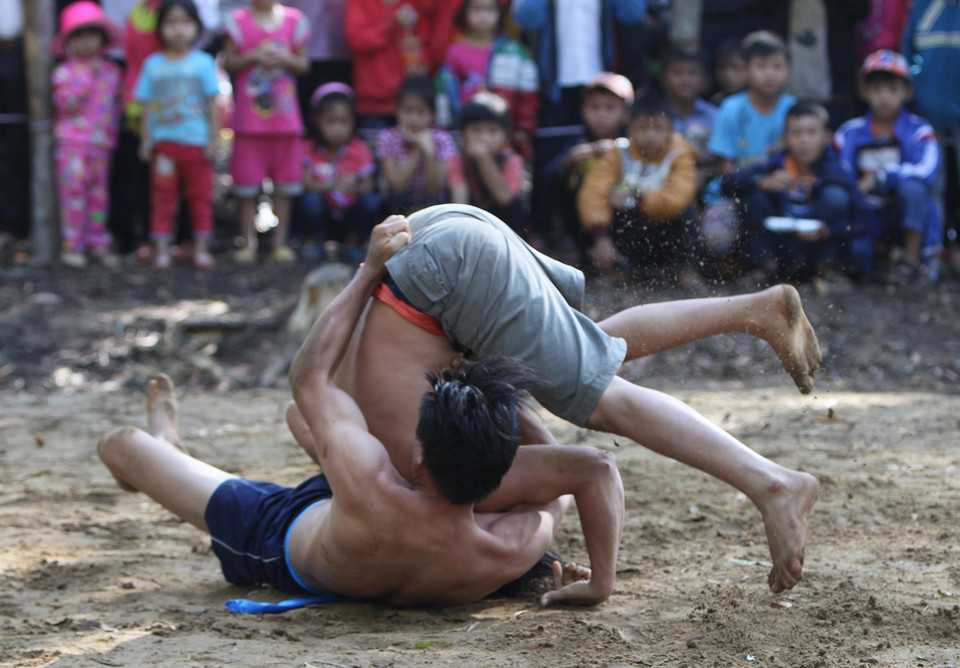 Một pha tranh tài quyết liệt giữa hai đô vật. (Ảnh: Dương Giang/TTXVN)