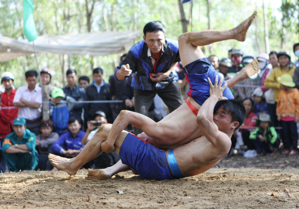 Nhiều kỹ thuật khó được các đô vật thể hiện. (Ảnh: Dương Giang/TTXVN)