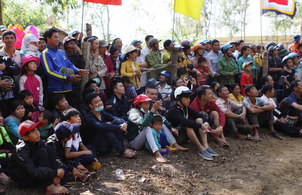 Hàng ngàn người dân và du khách đến cổ vũ, động viên cho các đô vật. (Ảnh: Dương Giang/TTXVN)