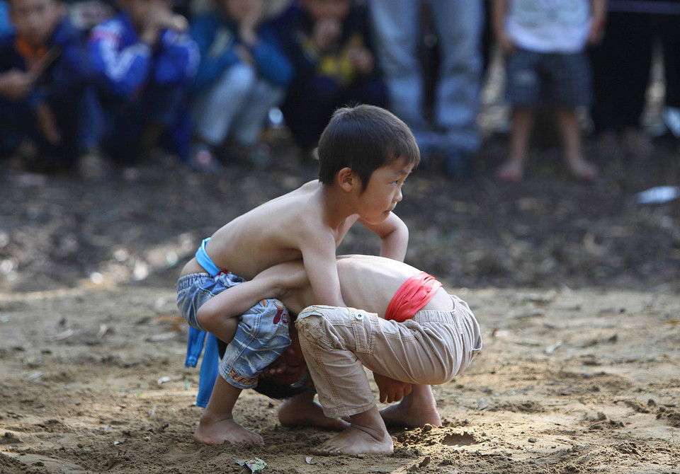 Tuy còn nhỏ tuổi nhưng trận đấu giữa các đô vật nhí cũng diễn ra rất hấp dẫn. (Ảnh: Dương Giang/TTXVN)