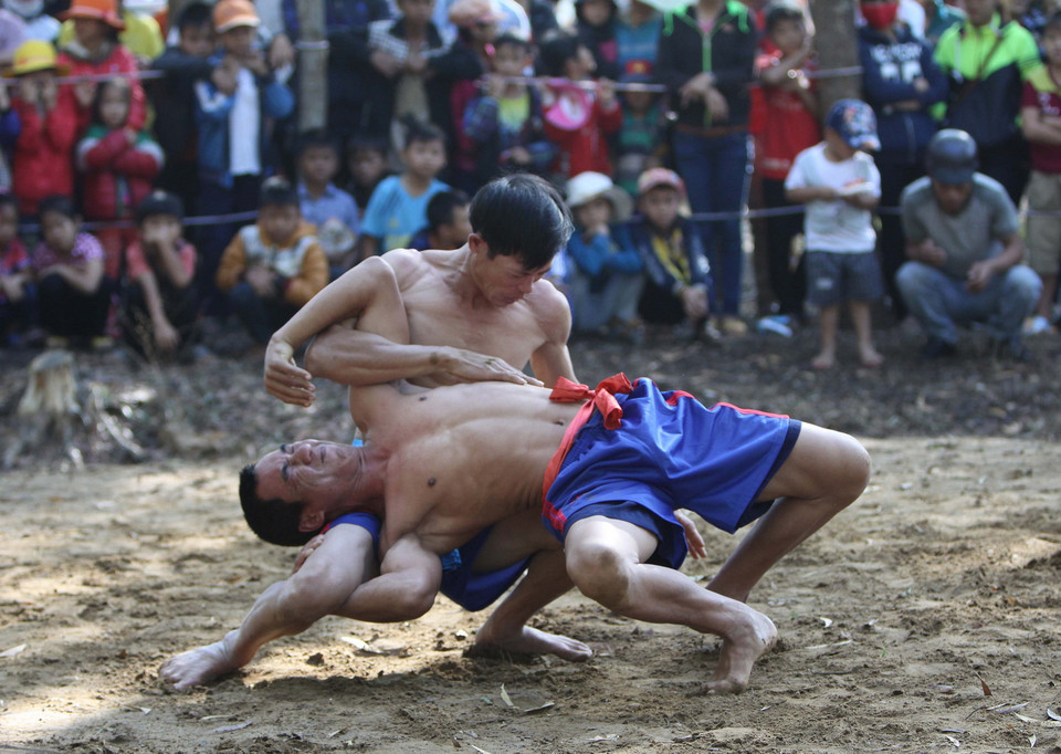 Một pha tranh tài quyết liệt giữa hai đô vật. (Ảnh: Dương Giang/TTXVN)