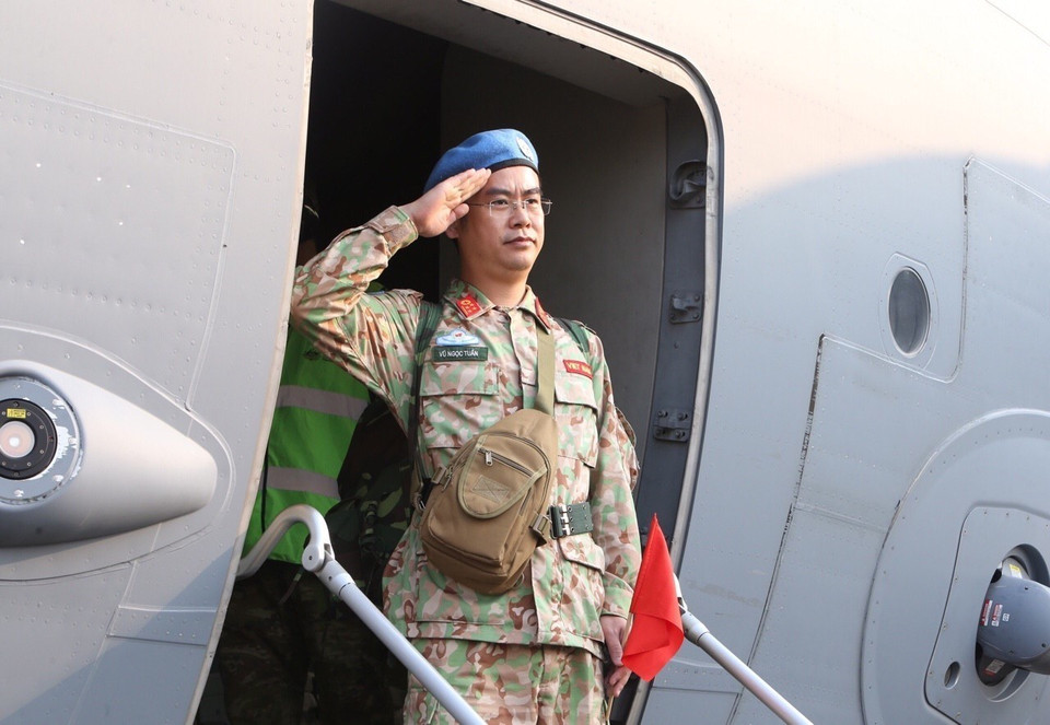 Cán bộ, chiến sĩ Bệnh viện dã chiến cấp 2 số 2 chào tạm biệt người thân và đồng đội lên đường làm nhiệm vụ tại Phái bộ Nam Sudan. (Ảnh: Dương Giang/TTXVN)