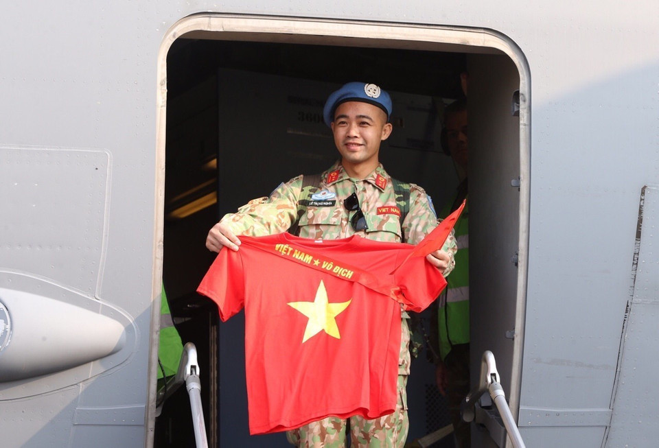 Cán bộ, chiến sỹ Bệnh viện dã chiến cấp 2 số 2 chào tạm biệt người thân và đồng đội lên đường làm nhiệm vụ tại Phái bộ Nam Sudan. (Ảnh: Dương Giang/TTXVN)