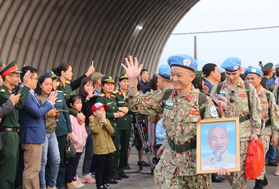 Cán bộ, chiến sỹ Bệnh viện dã chiến cấp 2 số 2 chào tạm biệt người thân và đồng đội lên đường làm nhiệm vụ tại Phái bộ Nam Sudan. (Ảnh: Dương Giang/TTXVN)