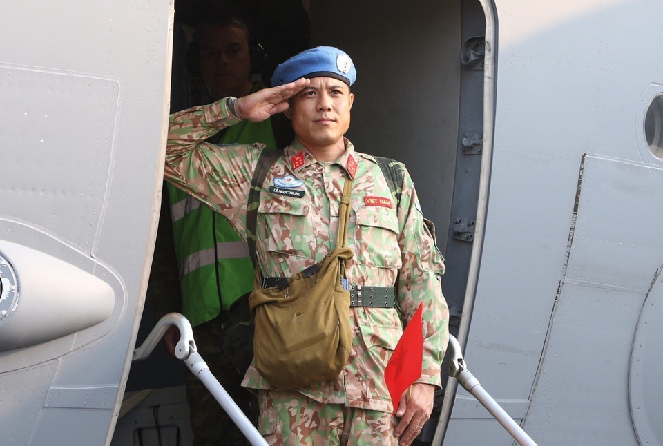 Cán bộ, chiến sỹ Bệnh viện dã chiến cấp 2 số 2 chào tạm biệt người thân và đồng đội lên đường làm nhiệm vụ tại Phái bộ Nam Sudan. (Ảnh: Dương Giang/TTXVN)