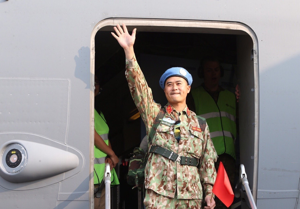 Cán bộ, chiến sĩ Bệnh viện dã chiến cấp 2 số 2 chào tạm biệt người thân và đồng đội lên đường làm nhiệm vụ tại Phái bộ Nam Sudan. (Ảnh: Dương Giang/TTXVN)