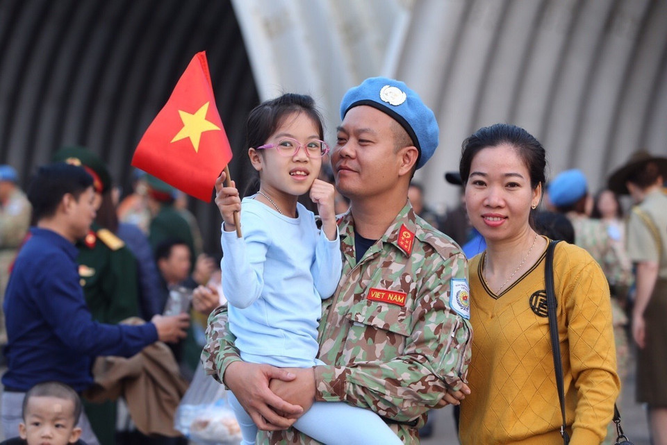 Cán bộ, chiến sỹ Bệnh viện dã chiến cấp 2 số 2 chào tạm biệt người thân và đồng đội lên đường làm nhiệm vụ tại Phái bộ Nam Sudan. (Ảnh: Dương Giang/TTXVN)