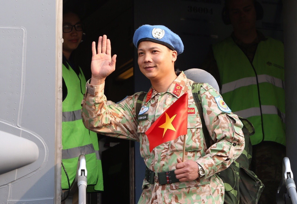 Cán bộ, chiến sĩ Bệnh viện dã chiến cấp 2 số 2 chào tạm biệt người thân và đồng đội lên đường làm nhiệm vụ tại Phái bộ Nam Sudan. (Ảnh: Dương Giang/TTXVN)