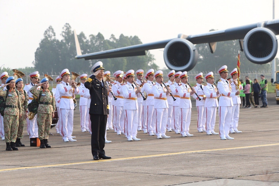 Cán bộ, chiến sỹ Bệnh viện dã chiến cấp 2 số 2 thực hiện nghi thức chào cờ Tổ quốc trước khi rời Hà Nội sang Phái bộ Nam Sudan thực hiện nhiệm vụ. (Ảnh: Dương Giang/TTXVN)