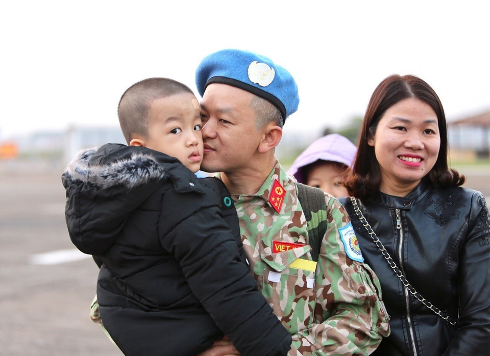 Cán bộ, chiến sỹ Bệnh viện dã chiến cấp 2 số 2 chào tạm biệt người thân và đồng đội lên đường làm nhiệm vụ tại Phái bộ Nam Sudan. (Ảnh: Dương Giang/TTXVN)