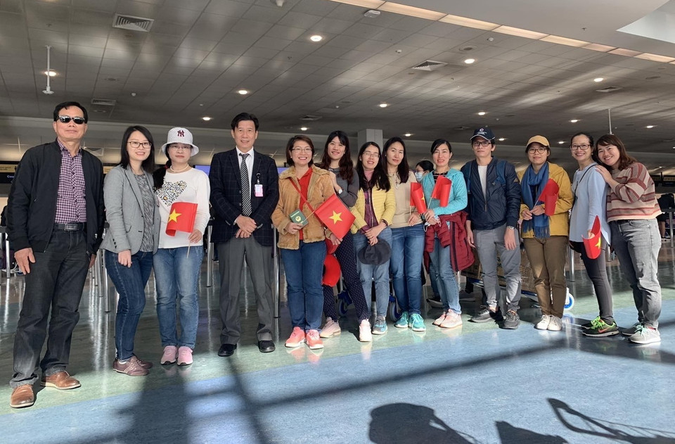 Đại sứ Việt Nam tại New Zealand Tạ Văn Thông (thứ tư, từ trái sang) với các công dân Việt Nam ở sân bay Auckland chuẩn bị bay sang Sydney (Australia) để đáp chuyến bay của Vietnam Airlines về nước. (Ảnh: TTXVN phát)