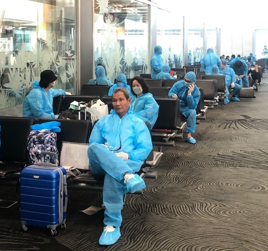 Công dân Việt Nam tại New Zealand chờ lên máy bay ở sân bay Auckland để sang Sydney (Australia) đáp chuyến bay của Vietnam Airlines về nước. (Ảnh: TTXVN phát)