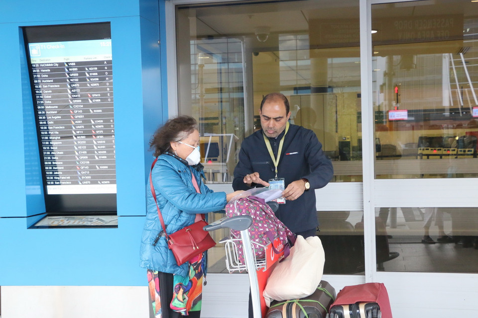 Công dân Việt Nam xuất trình giấy tờ để vào làm thủ tục xuất cảnh tại sân bay quốc tế Sydney, ngày 1/6/2020. (Ảnh: Nguyễn Minh/TTXVN)