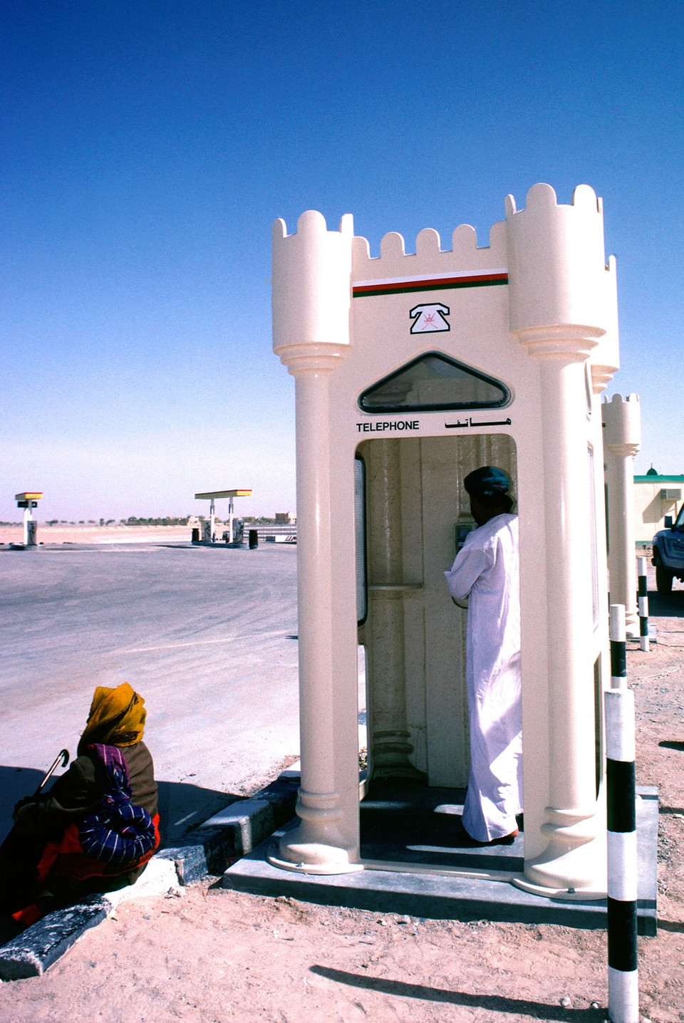 Một trạm điện thoại chạy bằng năng lượng mặt trời nằm giữa sa mạc. (Ảnh: SCMP)