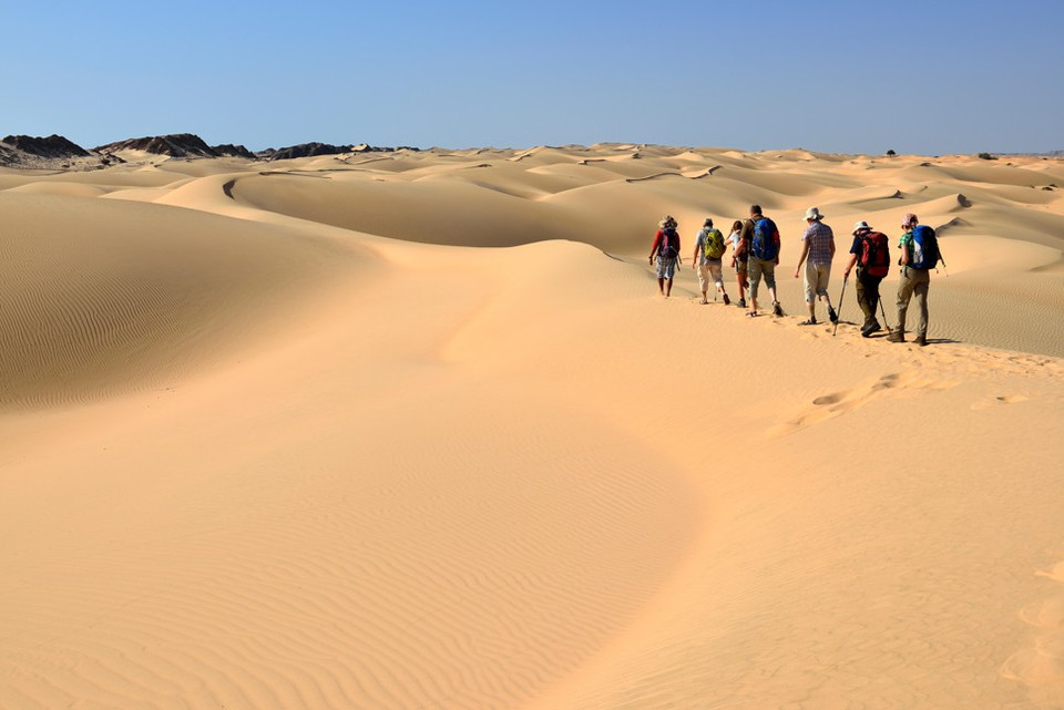 Du khách bộ hành trên sa mạc Oman. (Ảnh: SCMP)
