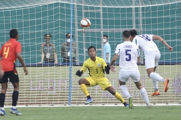 Pha đánh đầu ghi bàn mở tỷ số cho U23 Philippines do công của Christian Rontini (18) ở phút thứ 10. (Ảnh: Minh Quyết/TTXVN)