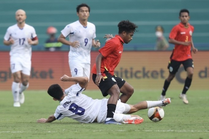 Reyes (8, U23 Philippines) quyết liệt ngăn chặn pha đi bóng của cầu thủ U23 Timor Leste. (Ảnh: Minh Quyết/TTXVN)