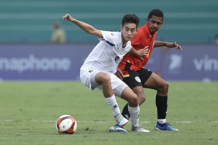 Pha tranh bóng giữa cầu thủ hai đội. (Ảnh: Minh Quyết/TTXVN)