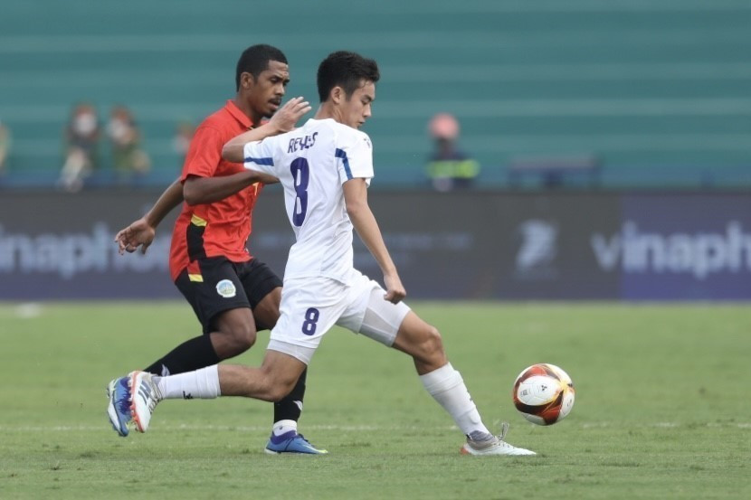 Reyes (8, U23 Philippines) nỗ lực đi bóng trước sự truy cản của cầu thủ U23 Timor Leste. (Ảnh: Minh Quyết/TTXVN)