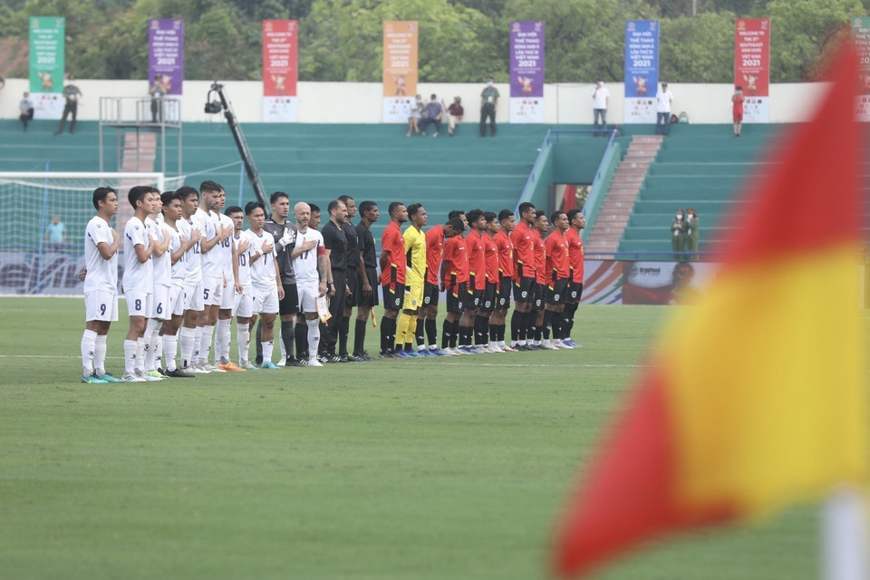 Hai đội thực hiện nghi thức chào cờ trước khi bắt đầu trận đấu. (Ảnh: Minh Quyết/TTXVN)