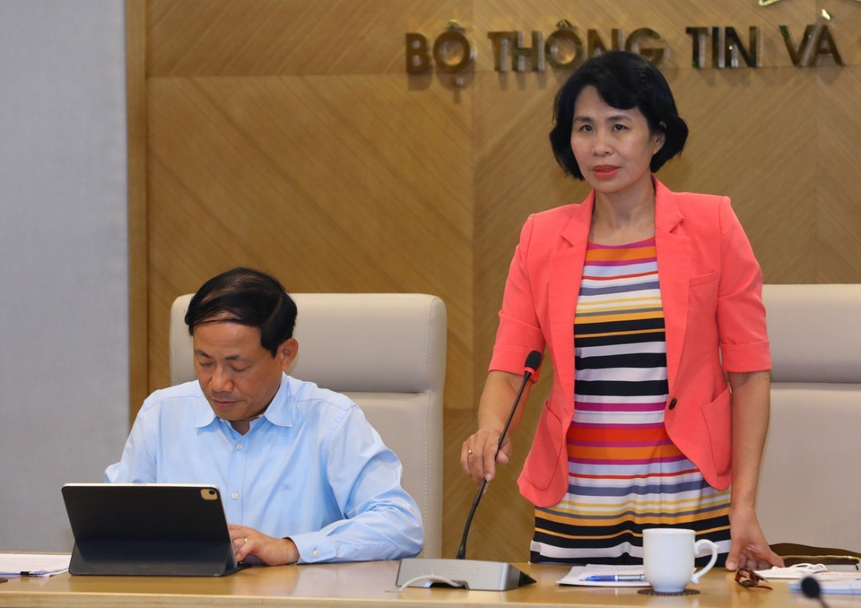 Phó Tổng cục trưởng Tổng cục Thể dục Thể thao Lê Thị Hoàng Yến, Phó Trưởng Tiểu ban Thường trực báo cáo tại cuộc họp. (Ảnh: Văn Điệp/TTXVN)