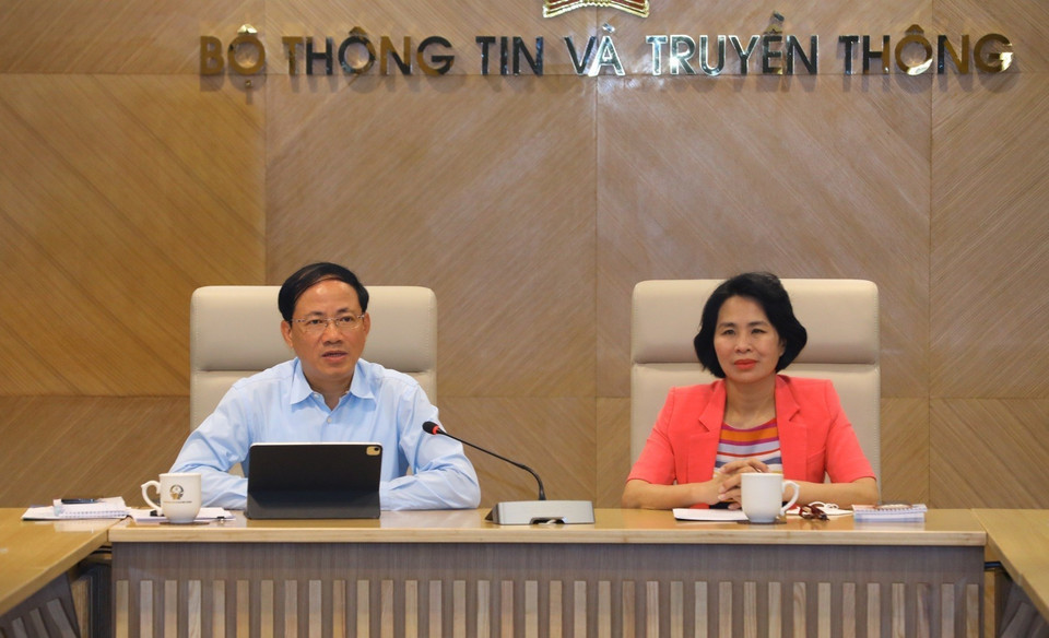 Thứ trưởng Bộ Thông tin và Truyền thông Phạm Anh Tuấn (bên trái), Trưởng Tiểu ban Thông tin-Truyền thông SEA Games 31 phát biểu. (Ảnh: Văn Điệp/TTXVN)