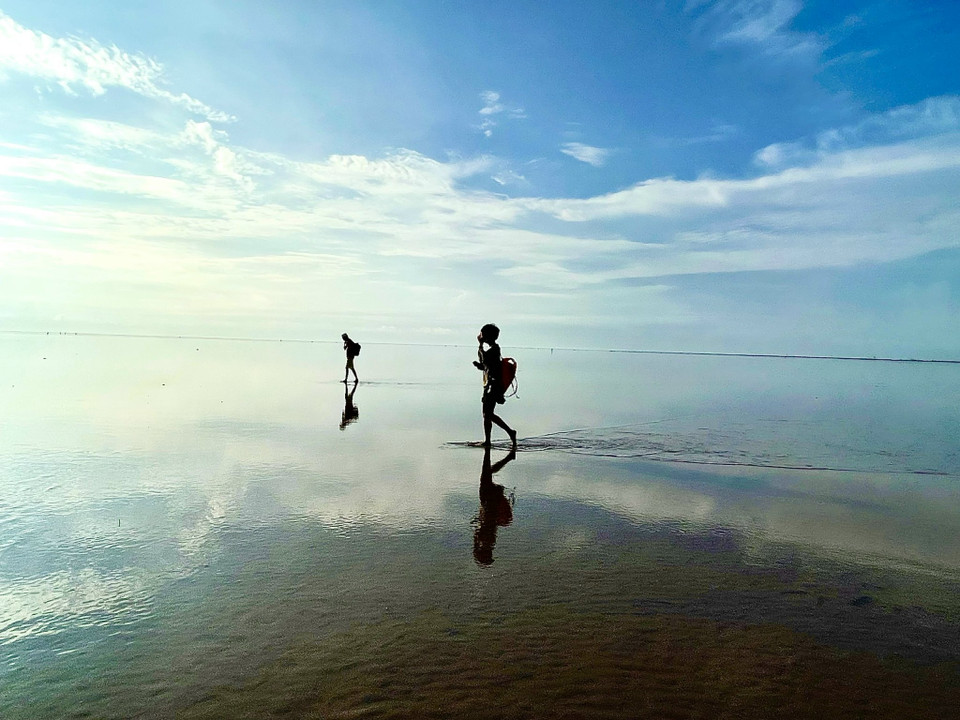 Bước chân giữa không gian vô tận của biển trời. (Ảnh: Vũ Kim Xuân/Vietnam+)