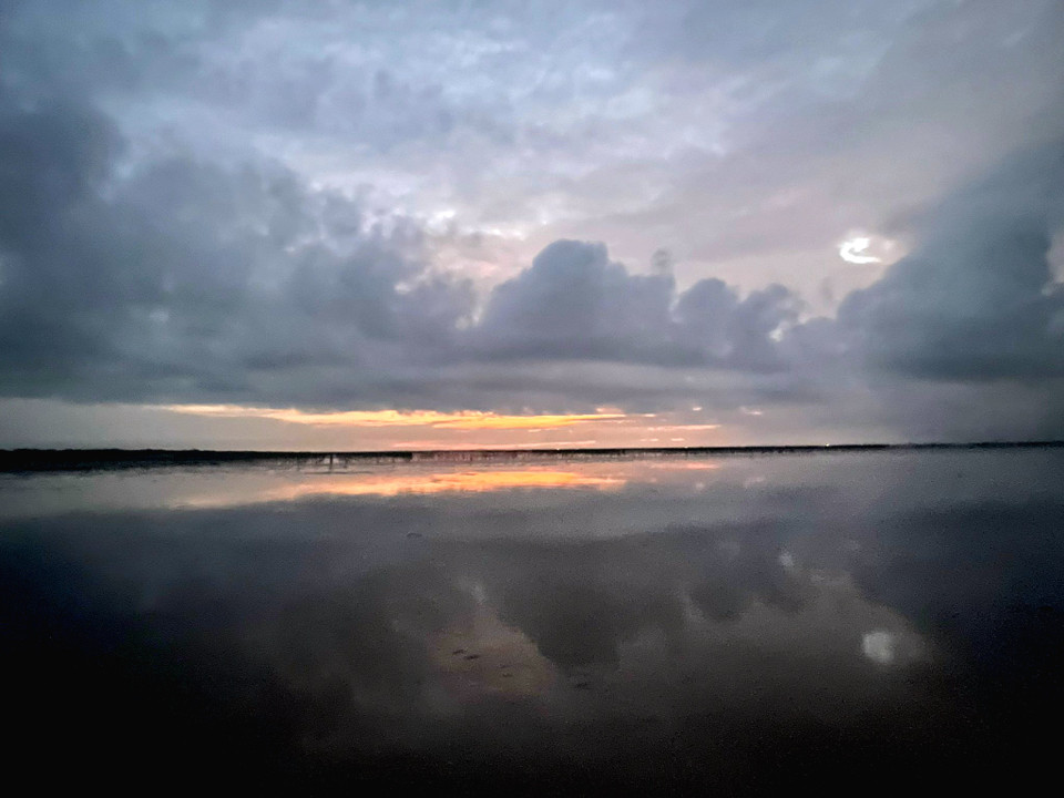 Vào những hôm biển lặng, tất cả tổng hòa tạo thành một chiếc gương khổng lồ. (Ảnh: Vũ Kim Xuân/Vietnam+)