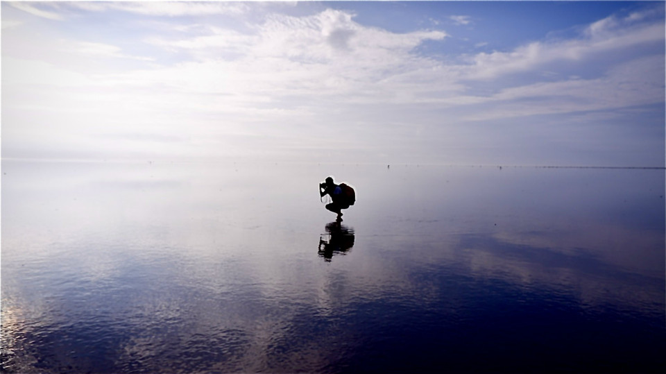 Theo kinh nghiệm, các tay săn ảnh cần đi đất để lội bùn cho nhanh đồng thời cần trang bị mũ, áo dài tay và nước uống để chống chọi với nắng nóng khi Mặt trời lên cao. (Ảnh: Vũ Kim Xuân/Vietnam+)