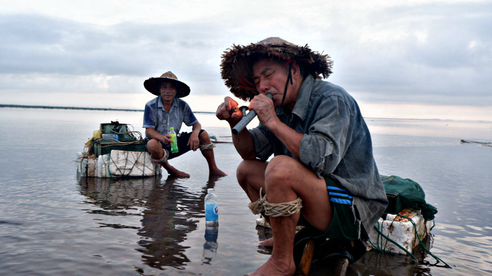 Hình ảnh những lão nông sống bằng nghề nuôi trồng, đánh bắt thủy hải sản. (Ảnh: Vũ Kim Xuân/Vietnam+)
