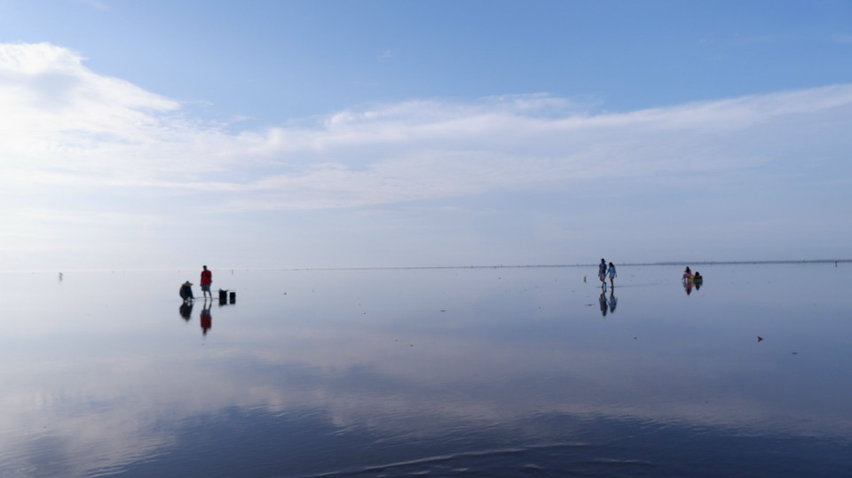 Nếu nước biển trên bãi ngập trên mức cổ chân, sẽ khó có ảnh đẹp. (Ảnh: Vũ Kim Xuân/Vietnam+)