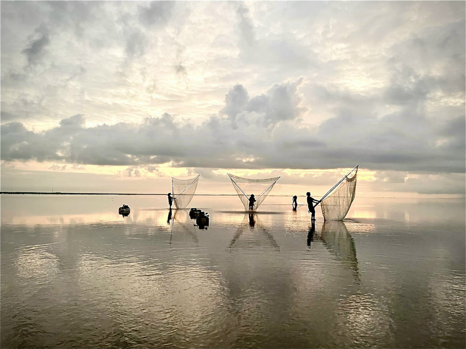 Ngoài phong cảnh tuyệt đẹp, đến đây các tay máy còn được chứng kiến và trải nghiệm cuộc sống của người dân bám biển theo con nước thủy triều. (Ảnh: Vũ Kim Xuân/Vietnam+)