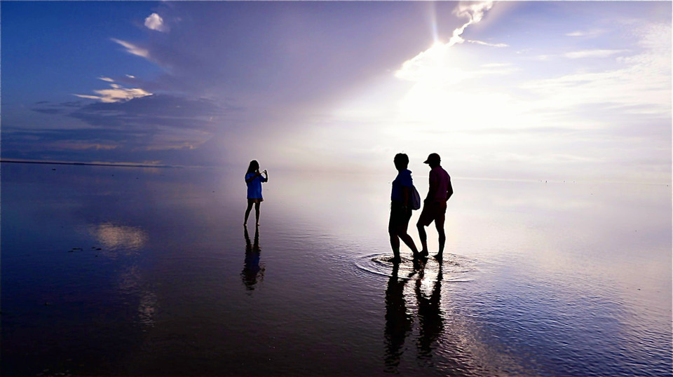 Không phải ngày nào cũng đẹp trời, đen đủi nếu gặp mưa gió bão bùng tốn công.(Ảnh: Vũ Kim Xuân/Vietnam+)