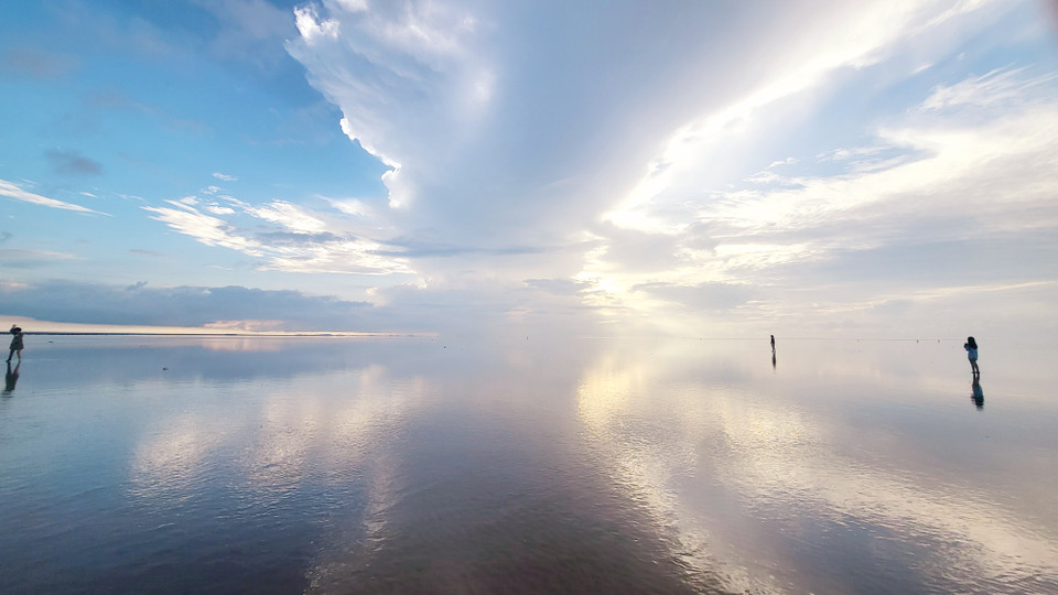 Muốn chiêm ngưỡng khung cảnh độc đáo cần phải lội bộ 1 quãng đường tầm 3-4km. (Ảnh: Vũ Kim Xuân/Vietnam+)