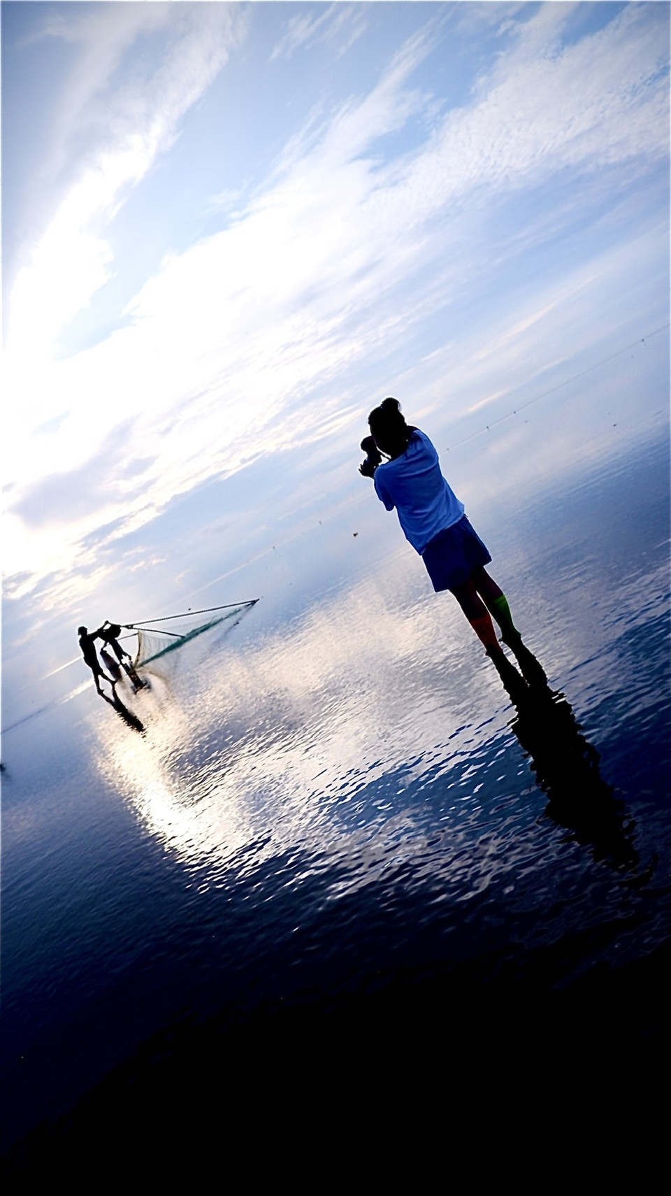 Các tay máy say sưa tác nghiệp. (Ảnh: Vũ Kim Xuân/Vietnam+)