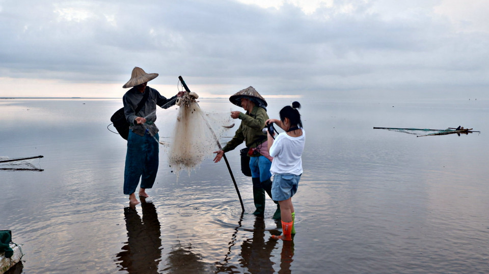 Hình ảnh những lão nông sống bằng nghề nuôi trồng, đánh bắt thủy hải sản. (Ảnh: Vũ Kim Xuân/Vietnam+)