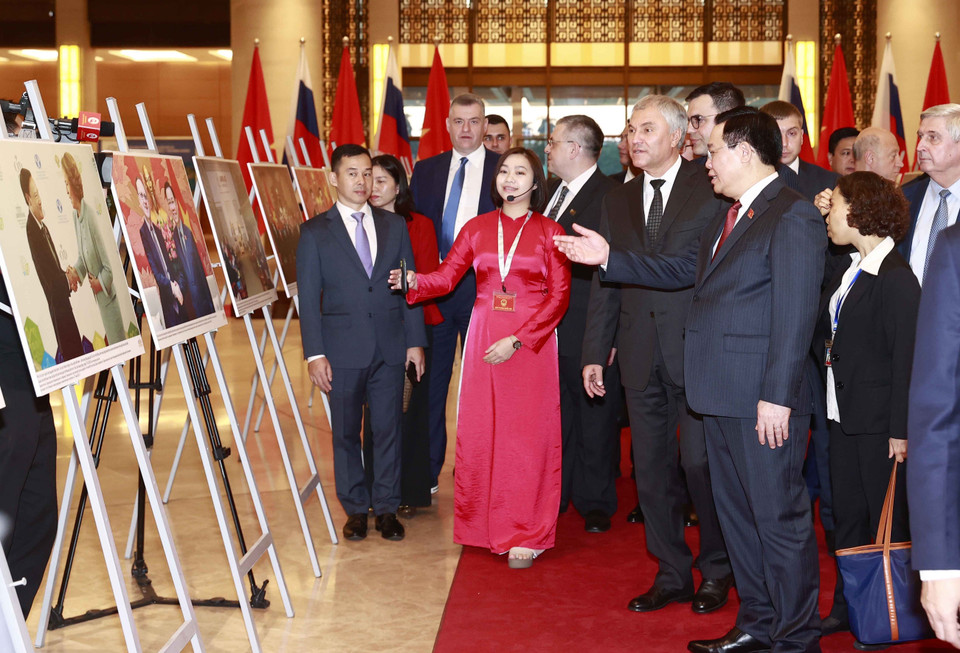 Chủ tịch Quốc hội Vương Đình Huệ và Chủ tịch Duma Quốc gia Quốc hội Liên bang Nga V.V. Volodin tham quan trưng bày ảnh về quan hệ Việt Nam-Liên bang Nga, do Thông tấn xã Việt Nam và Văn phòng Quốc hội phối hợp thực hiện. (Ảnh: Doãn Tấn/TTXVN)