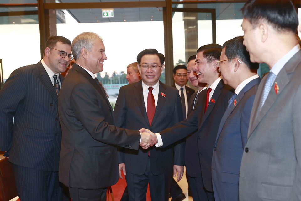 Chủ tịch Quốc hội Vương Đình Huệ đón Chủ tịch Duma Quốc gia Quốc hội Liên bang Nga Vyacheslav Viktorovich Volodin. (Ảnh: Doãn Tấn/TTXVN)