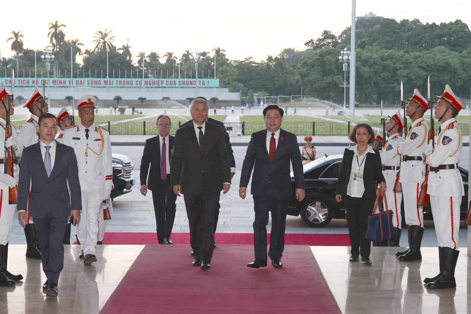 Chủ tịch Quốc hội Vương Đình Huệ đón Chủ tịch Duma Quốc gia Quốc hội Liên bang Nga Vyacheslav Viktorovich Volodin. (Ảnh: Doãn Tấn/TTXVN)