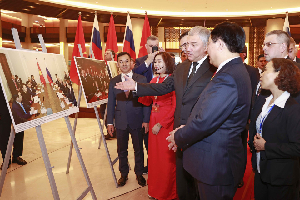 Chủ tịch Quốc hội Vương Đình Huệ và Chủ tịch Duma Quốc gia Quốc hội Liên bang Nga V.V. Volodin tham quan trưng bày ảnh về quan hệ Việt Nam-Liên bang Nga, do Thông tấn xã Việt Nam và Văn phòng Quốc hội phối hợp thực hiện. (Ảnh: Doãn Tấn/TTXVN)