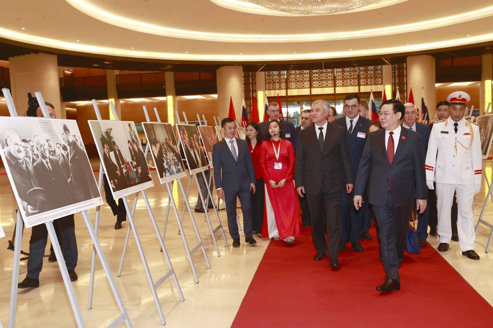 Chủ tịch Quốc hội Vương Đình Huệ và Chủ tịch Duma Quốc gia Quốc hội Liên bang Nga V.V. Volodin tham quan trưng bày ảnh về quan hệ Việt Nam-Liên bang Nga, do Thông tấn xã Việt Nam và Văn phòng Quốc hội phối hợp thực hiện. (Ảnh: Doãn Tấn/TTXVN)