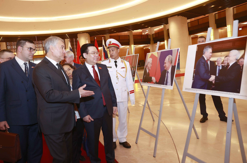 Chủ tịch Quốc hội Vương Đình Huệ và Chủ tịch Duma Quốc gia Quốc hội Liên bang Nga V.V. Volodin tham quan trưng bày ảnh về quan hệ Việt Nam-Liên bang Nga, do Thông tấn xã Việt Nam và Văn phòng Quốc hội phối hợp thực hiện. (Ảnh: Doãn Tấn/TTXVN)