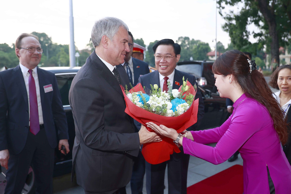 Chủ tịch Quốc hội Vương Đình Huệ đón Chủ tịch Duma Quốc gia Quốc hội Liên bang Nga Vyacheslav Viktorovich Volodin. (Ảnh: Doãn Tấn/TTXVN)