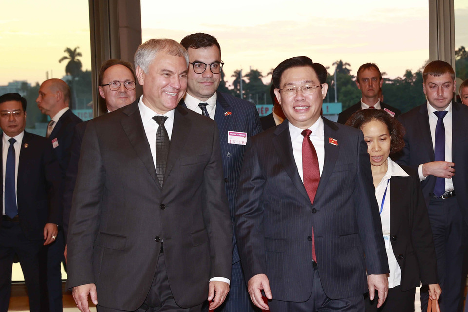 Chủ tịch Quốc hội Vương Đình Huệ đón Chủ tịch Duma Quốc gia Quốc hội Liên bang Nga Vyacheslav Viktorovich Volodin. (Ảnh: Doãn Tấn/TTXVN)