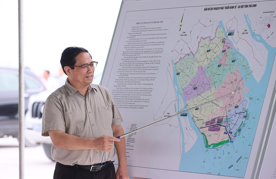 Thủ tướng Phạm Minh Chính khảo sát Khu Kinh tế Định An. (Ảnh: Dương Giang/TTXVN)