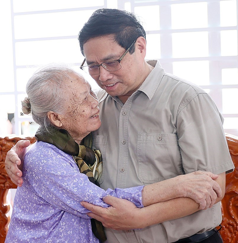 Thủ tướng Phạm Minh Chính thăm Mẹ Việt Nam Anh hùng Trần Thị Nhựt. (Ảnh: Dương Giang/TTXVN)