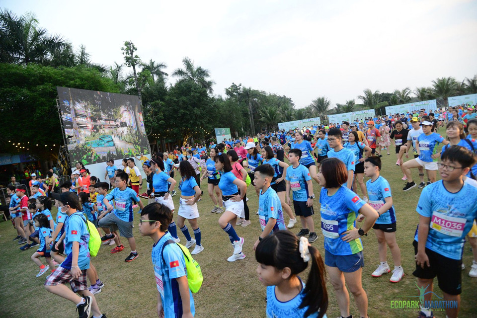 Khoảng 500 em nhỏ từ 6 đến 13 tuổi đã tham giải marathon tại Ecopark sáng ngày 21/4. Các bé được hướng dẫn khởi động, làm ấm cơ thể, bắt đầu chinh phục đường đua vào khung giờ tách riêng với người lớn.