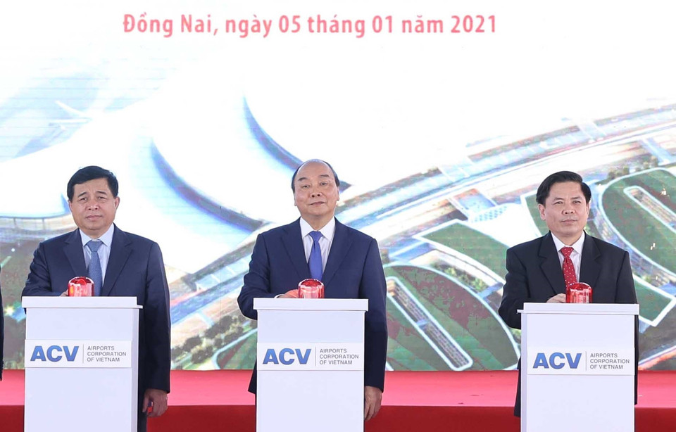 Thủ tướng Nguyễn Xuân Phúc và các đại biểu thực hiện nghi thức khởi công. (Ảnh: Thống Nhất/TTXVN)