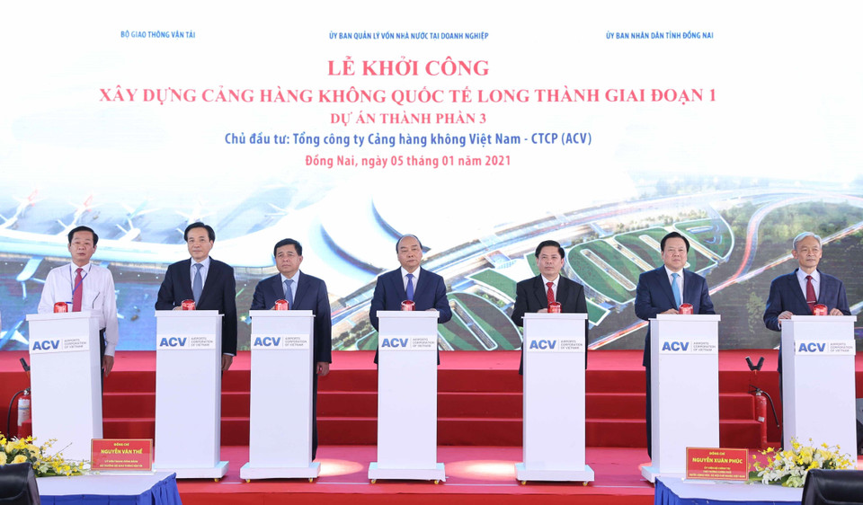 Thủ tướng Nguyễn Xuân Phúc và các đại biểu thực hiện nghi thức khởi công. (Ảnh: Thống Nhất/TTXVN)